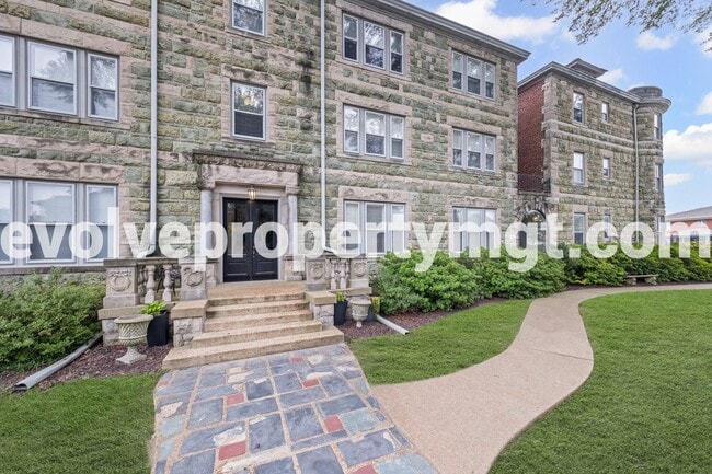 Building Photo - Charming 2 bedroom midtown unit.