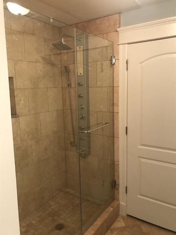 Shower - 2802 Morrison St