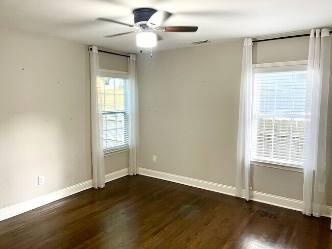 Building Photo - Welcome to this stunning 3-bedroom, 2-bath...