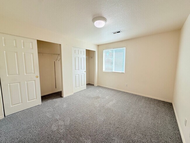 Building Photo - Beautiful 3 Bedroom Beaverton Home with New Carpet and Large Fenced in Backyard!