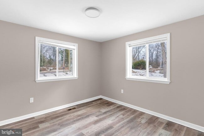 Building Photo - 383 Sollers Wharf Rd