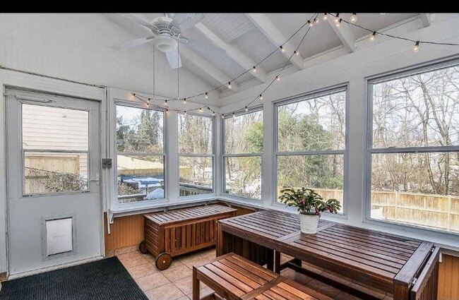 Building Photo - 211 Summers Ct