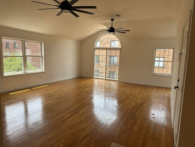 Building Photo - 2024 Grand Ave