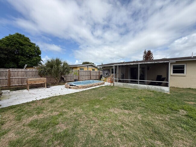 Building Photo - Spacious 4-bedroom, 2-bath pool home