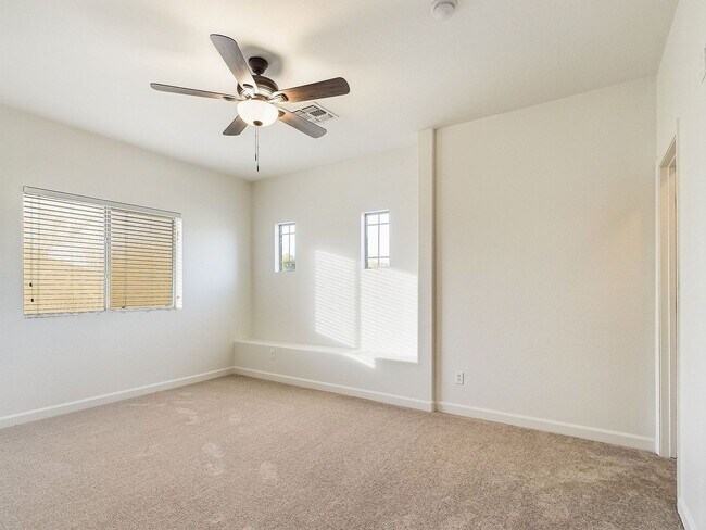 Building Photo - Carefree Hwy/27th Dr Gorgeous 6 Bedrooms/4 Bath 3695 Sq Ft Home