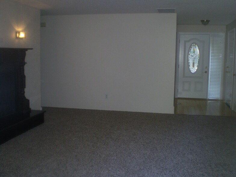 Living Room and entry - 11350 SW Ironwood Loop