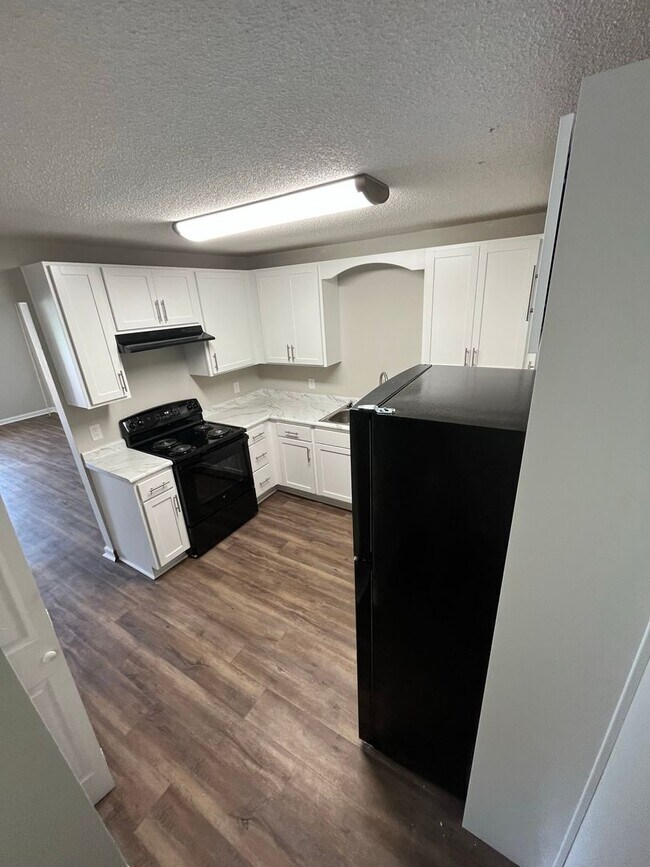 Building Photo - 807 Ash St Ext