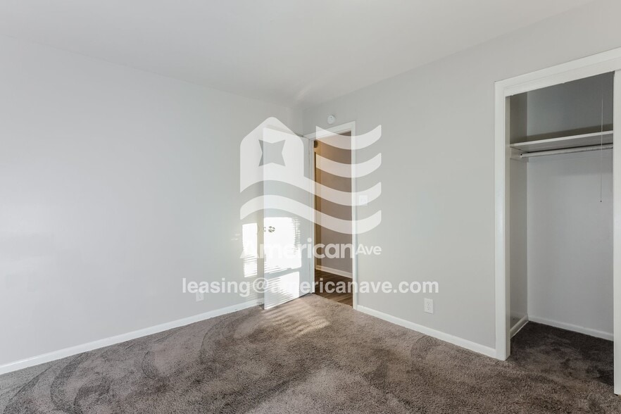 Building Photo - 1933 Dequincy St