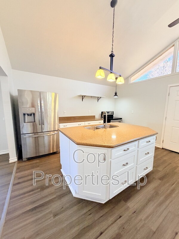 Building Photo - 255 Cumberland Rd