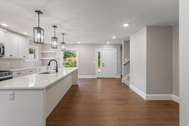 Building Photo - Four bedroom executive rental available now in Champaign's sought after Devonshire neighborhood!