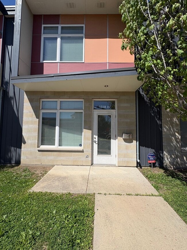Building Photo - Beautiful 1 bedroom Modern Townhome