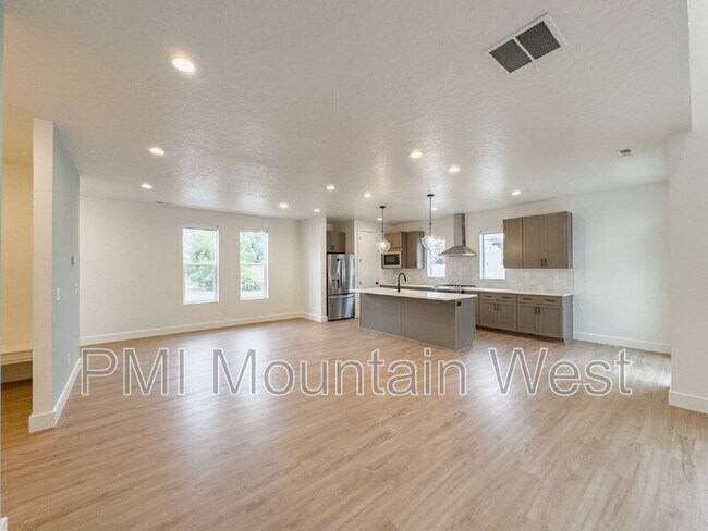 Building Photo - 331 S 680 W