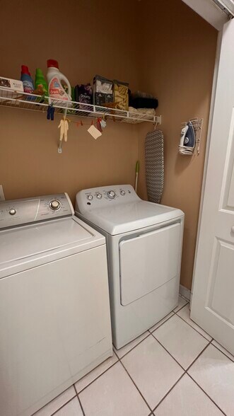 Washer and dryer - 3973 Forsythia Ct