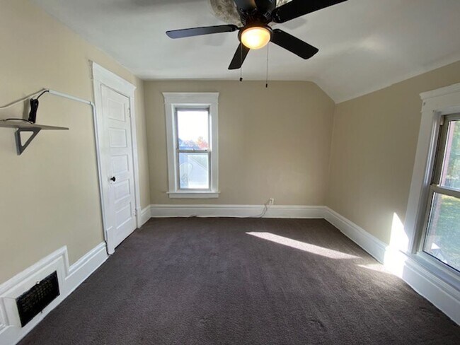 Building Photo - Spacious 3-Bed, 1.5-Bath—Covered Porch & E...