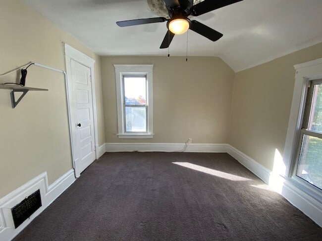 Building Photo - Spacious 3-Bed, 1.5-Bath—Covered Porch & Easy Parking