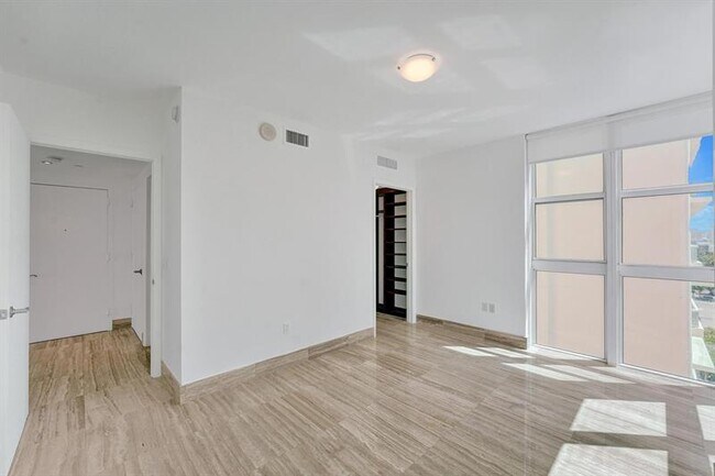 Building Photo - 101 S Fort Lauderdale Beach Blvd