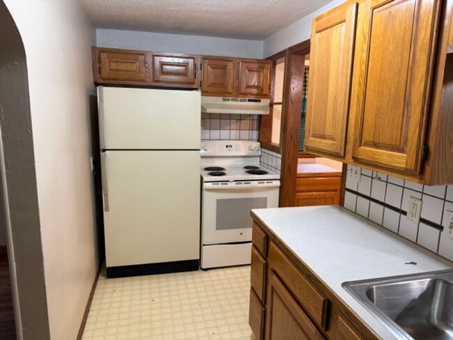 Building Photo - 2 Bedroom, 1 Bath, 1 Garage House w/ Appli...