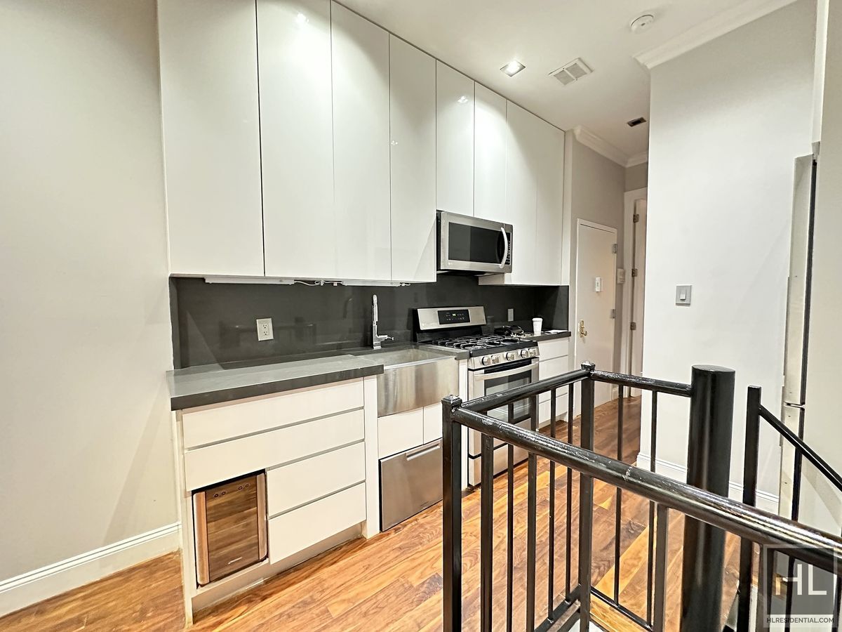 Building Photo - Mott Street