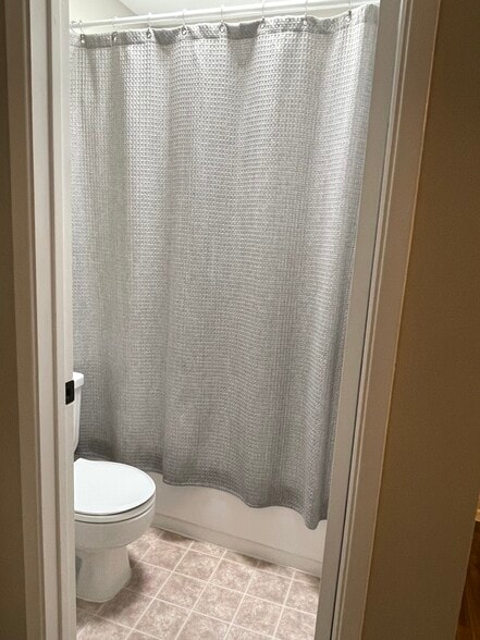 Building Photo - 850 S River Dr