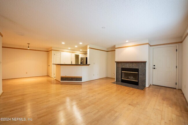 Building Photo - 13715 Richmond Park Dr N