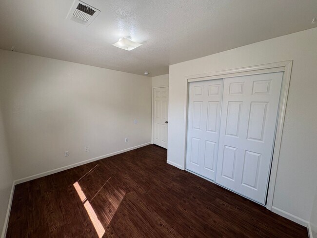 Building Photo - 1747 W Connelly Ave