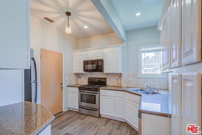 Building Photo - 253 S Elm Dr
