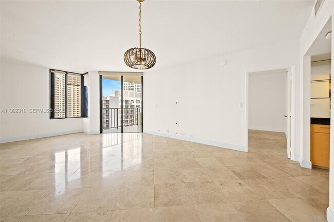 Building Photo - 520 Brickell Key Dr