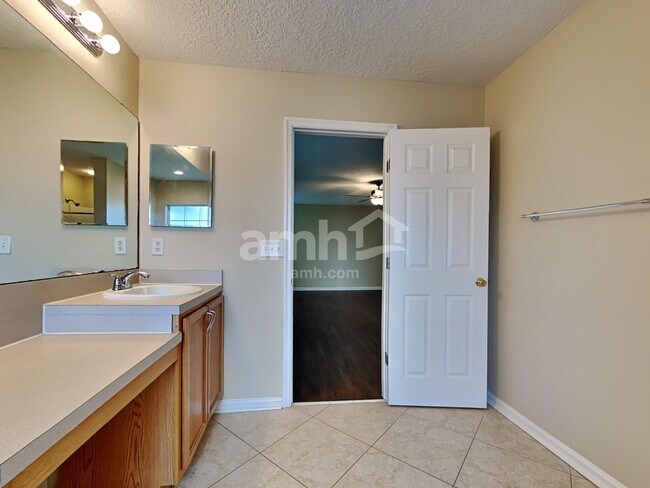 Building Photo - 11673 Brian Lakes Dr