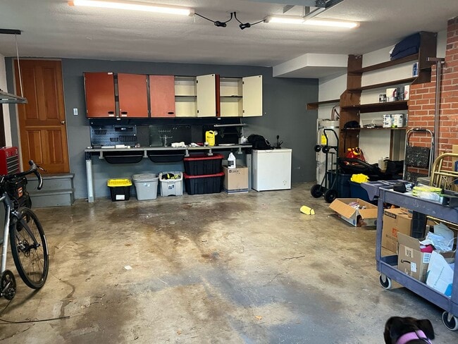 Building Photo - Beautiful custom 3 bedroom 2 bath house in...