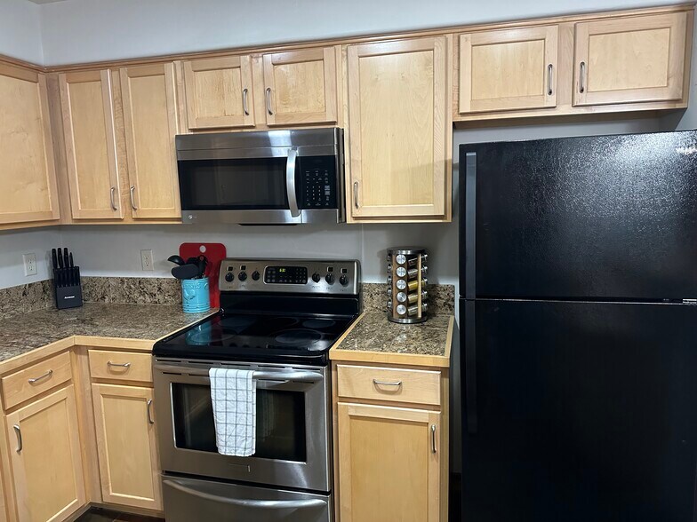 Building Photo - 424 Wolf Park Ln