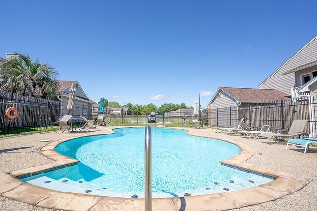 Building Photo - 14020 Schroeder Rd