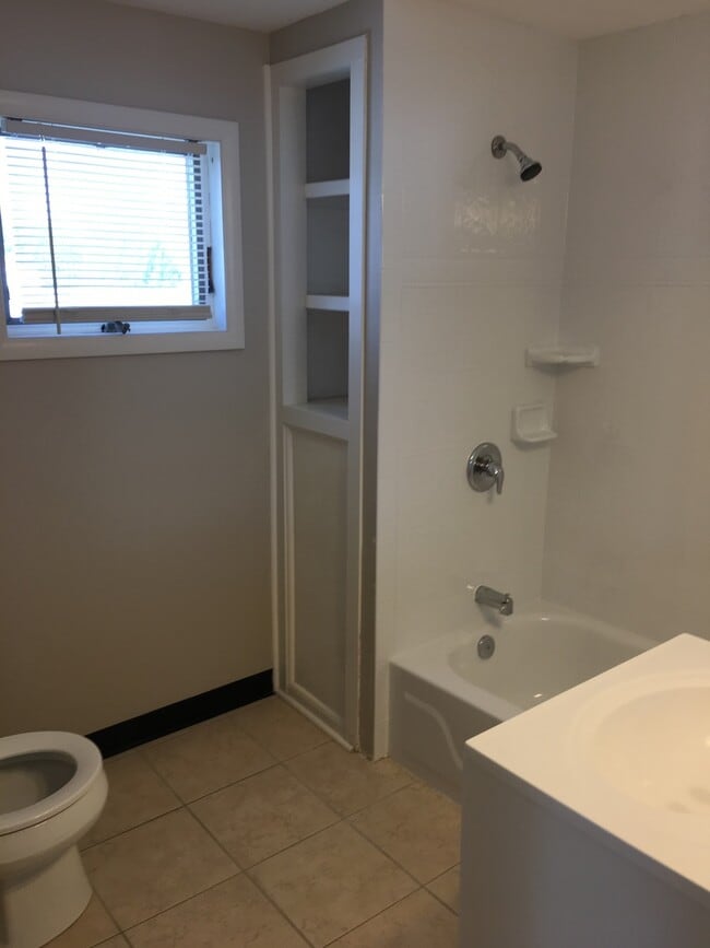 Building Photo - Spacious Mattydale 4 bed 1.5 bath home