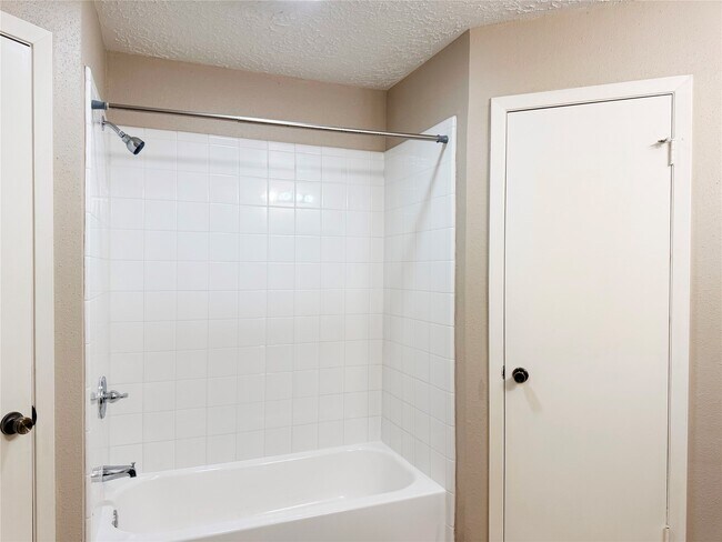 Building Photo - 4923 Kentwalk Dr