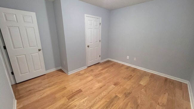 Building Photo - Welcome to this charming 3 bedroom, 2 bath...