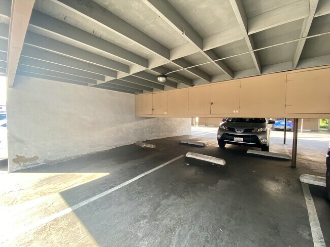 Building Photo - 2521 W Sunflower Ave