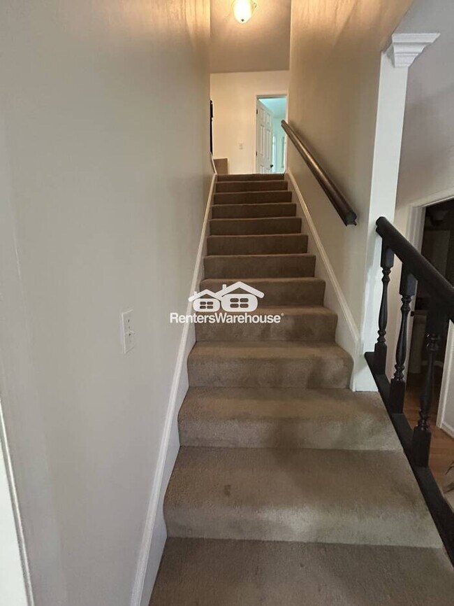 Building Photo - Beautifully maintained traditional 4-bedroom 2 and 12 bath home!