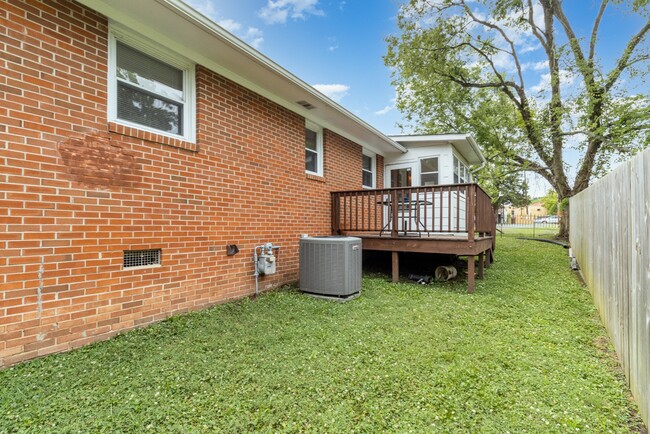 Building Photo - 205 Sunset Dr