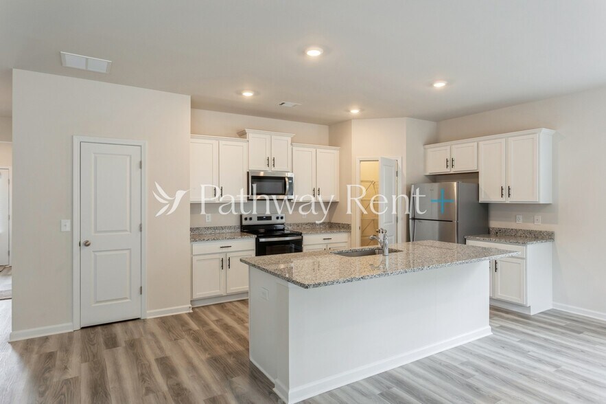 Building Photo - 648 Mackenzie Cv