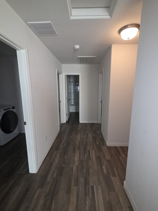 Building Photo - 2061 E Julian Dr