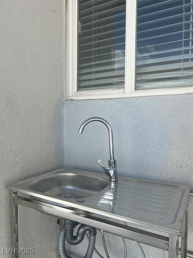 Building Photo - 1600 Eaton Dr