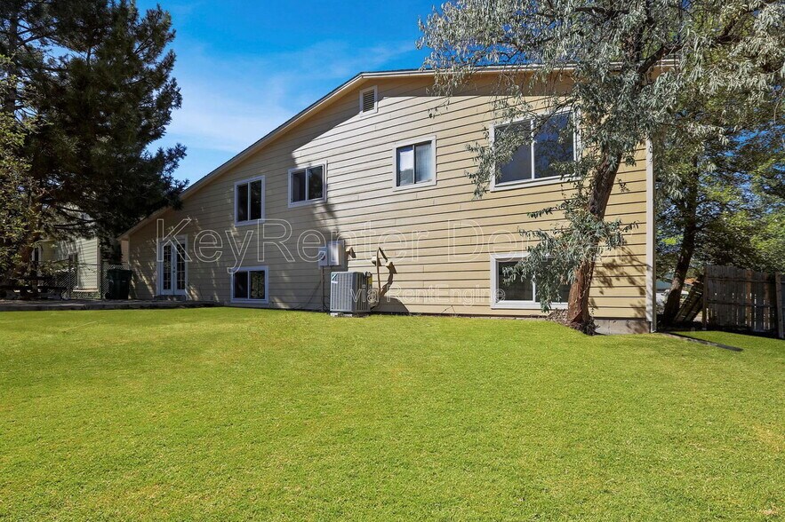 Building Photo - 3208 S Olathe Way