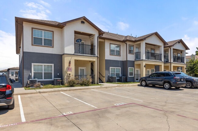 Building Photo - "Spacious 2-Bedroom Euless Retreat with Gr...