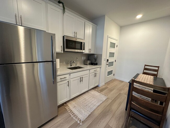 Building Photo - Fully furnished 55+ townhome with attached...