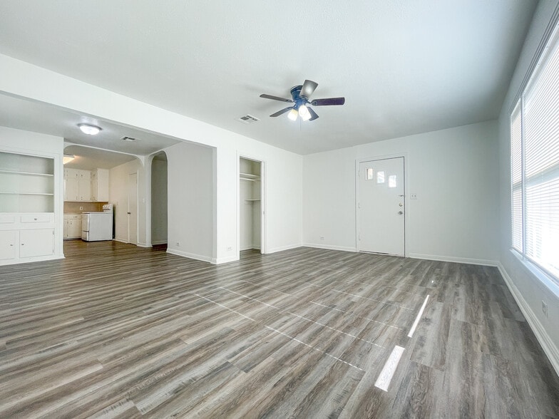 Building Photo - 701 N Barbara St