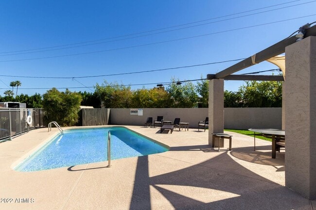 Building Photo - Charming 2 Bed 2 Bath Townhome near Downto...