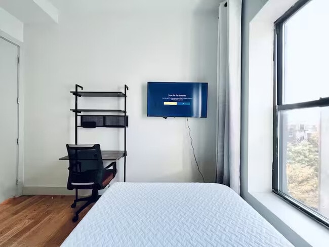 Building Photo - Furnished room/NOT APARTMENT