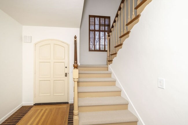 Building Photo - Stately Two Story Home w/ Serene Backyard in Crescent Park