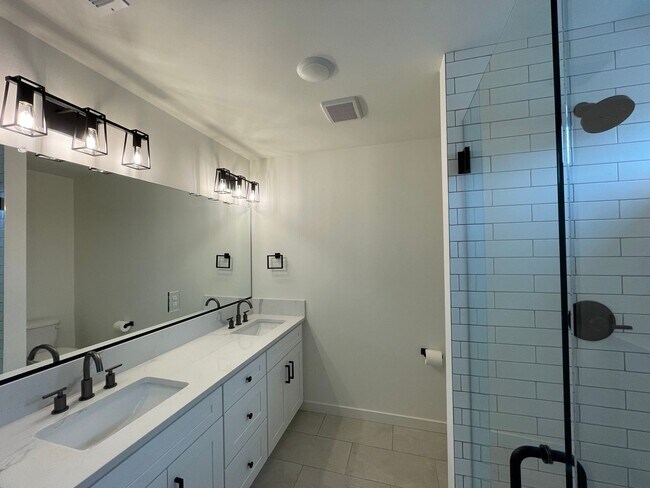 Building Photo - 4Bd/2.5Ba Corner Home in Desireable Portsmouth Neighborhood ~ Newly Built, Quartz Countertops, Si...