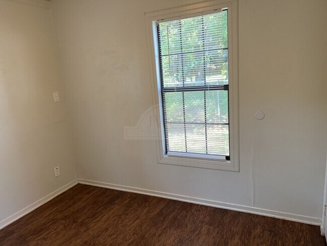 Building Photo - ***Two-Weeks Free Rent***916 Evergreen, Ki...