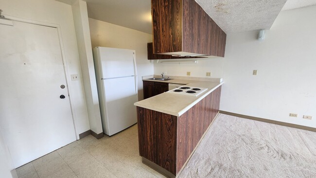 Building Photo - 1320-S